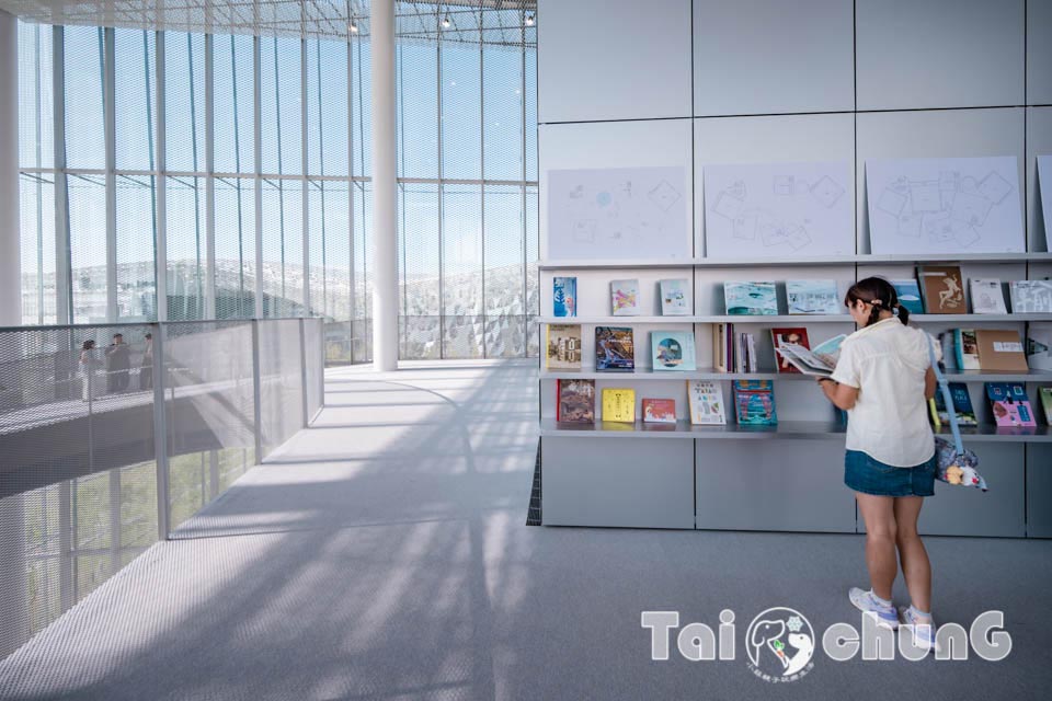 台中市區景點〡台中綠美圖〡雙館共構的璀璨火花, 中央公園裡的美術館, 美術館裡的圖書館, 順遊飛行美樂地遊戲場