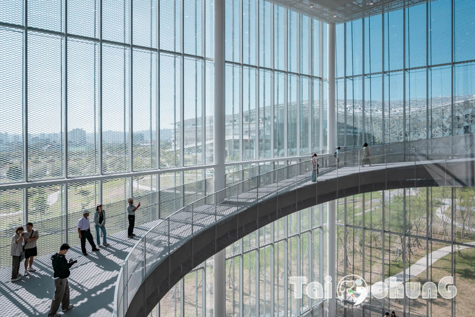 台中市區景點〡台中綠美圖〡雙館共構的璀璨火花, 中央公園裡的美術館, 美術館裡的圖書館, 順遊飛行美樂地遊戲場