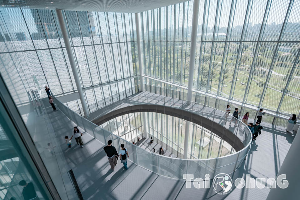 台中市區景點〡台中綠美圖〡雙館共構的璀璨火花, 中央公園裡的美術館, 美術館裡的圖書館, 順遊飛行美樂地遊戲場