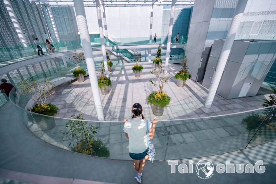 台中市區景點〡台中綠美圖〡雙館共構的璀璨火花, 中央公園裡的美術館, 美術館裡的圖書館, 順遊飛行美樂地遊戲場