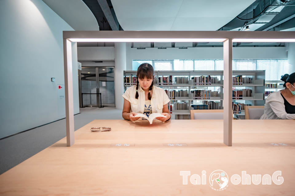 台中市區景點〡台中綠美圖〡雙館共構的璀璨火花, 中央公園裡的美術館, 美術館裡的圖書館, 順遊飛行美樂地遊戲場