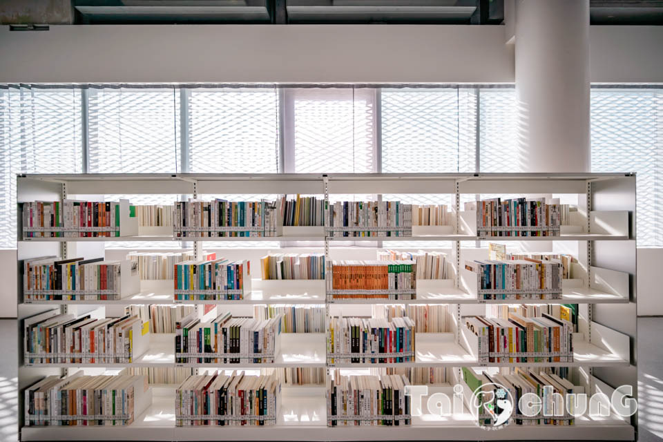 台中市區景點〡台中綠美圖〡雙館共構的璀璨火花, 中央公園裡的美術館, 美術館裡的圖書館, 順遊飛行美樂地遊戲場