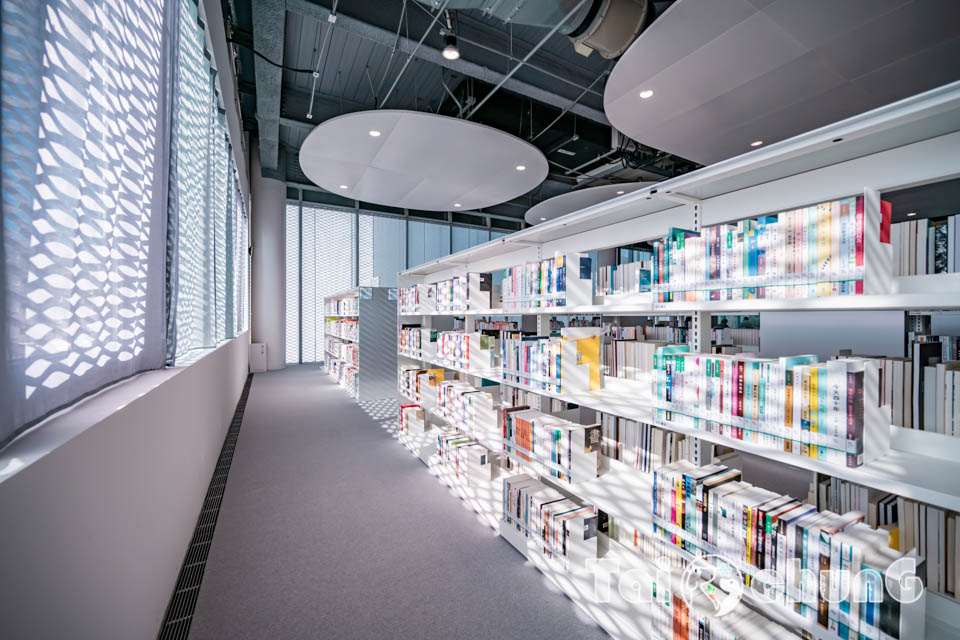 台中市區景點〡台中綠美圖〡雙館共構的璀璨火花, 中央公園裡的美術館, 美術館裡的圖書館, 順遊飛行美樂地遊戲場