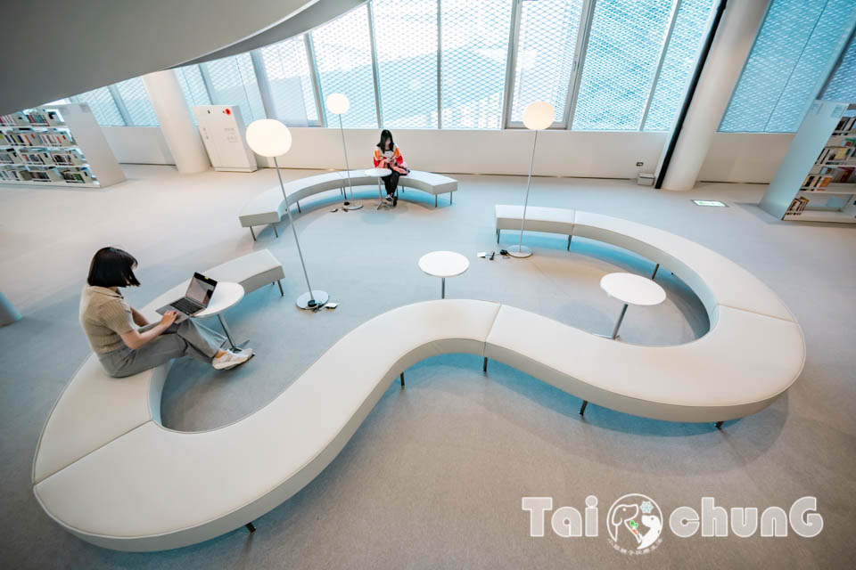 台中市區景點〡台中綠美圖〡雙館共構的璀璨火花, 中央公園裡的美術館, 美術館裡的圖書館, 順遊飛行美樂地遊戲場