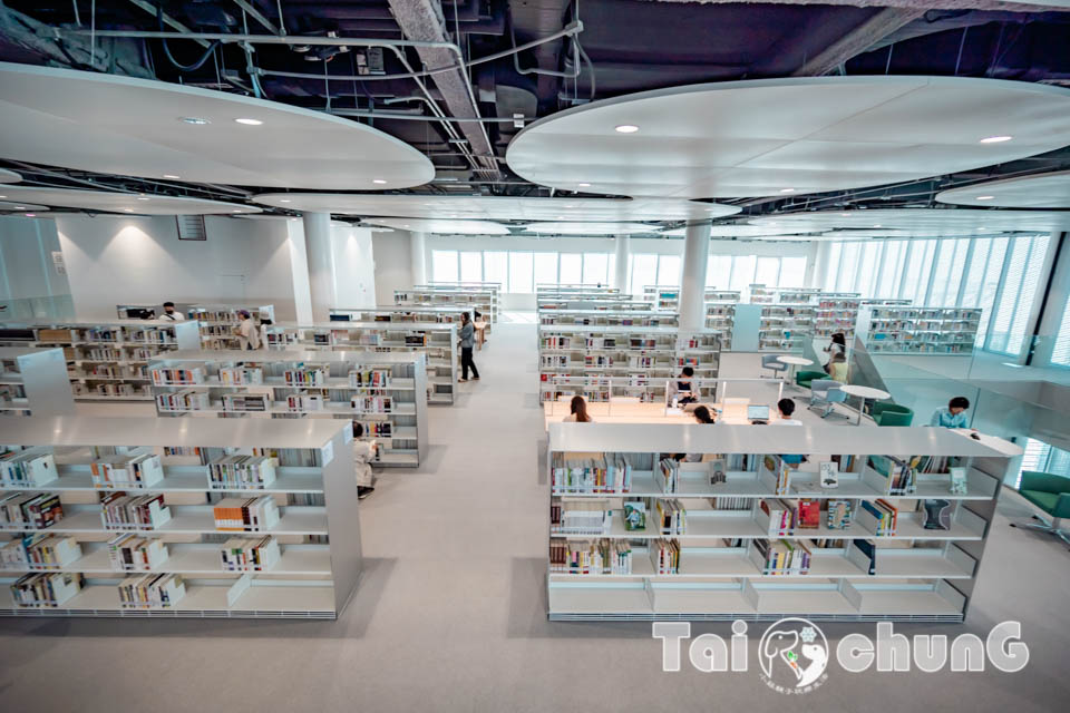台中市區景點〡台中綠美圖〡雙館共構的璀璨火花, 中央公園裡的美術館, 美術館裡的圖書館, 順遊飛行美樂地遊戲場