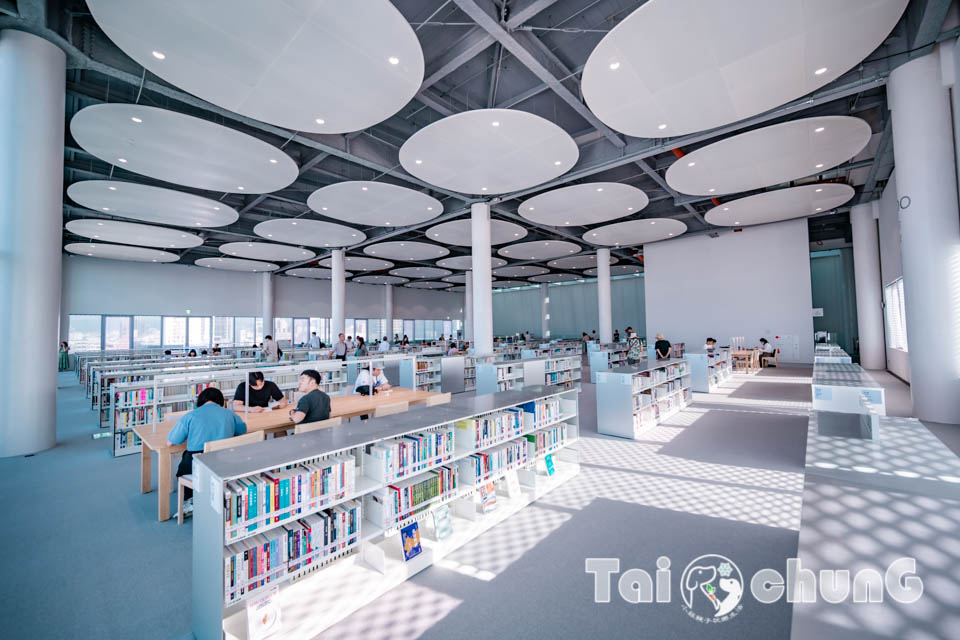 台中市區景點〡台中綠美圖〡雙館共構的璀璨火花, 中央公園裡的美術館, 美術館裡的圖書館, 順遊飛行美樂地遊戲場