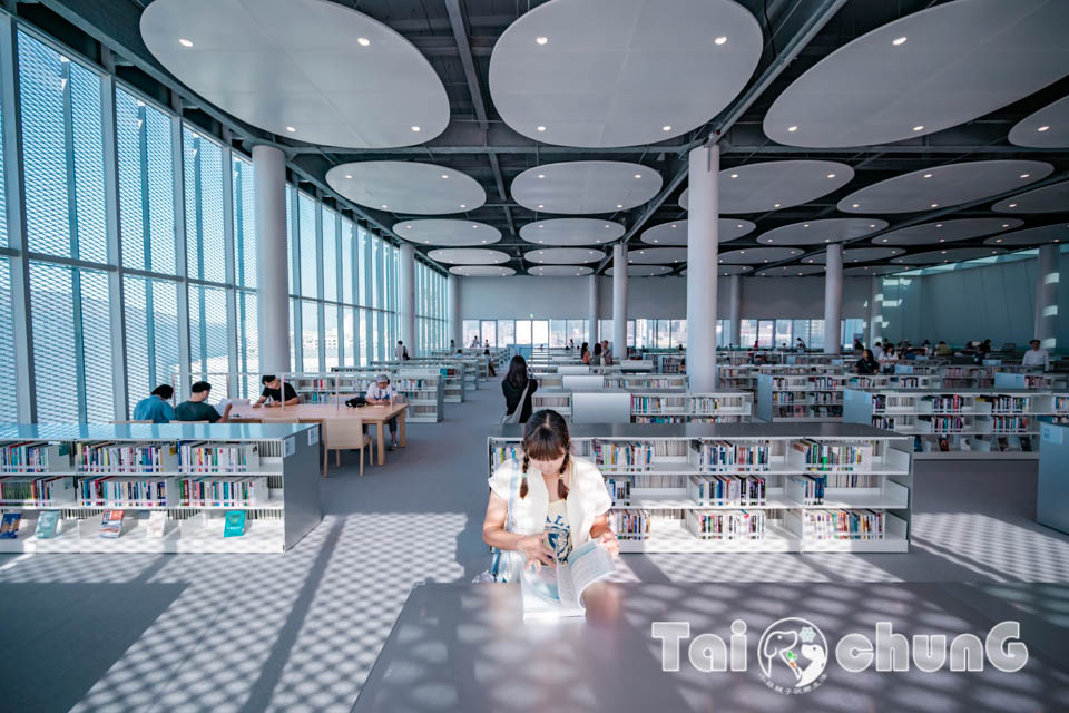 台中市區景點〡台中綠美圖〡雙館共構的璀璨火花, 中央公園裡的美術館, 美術館裡的圖書館, 順遊飛行美樂地遊戲場