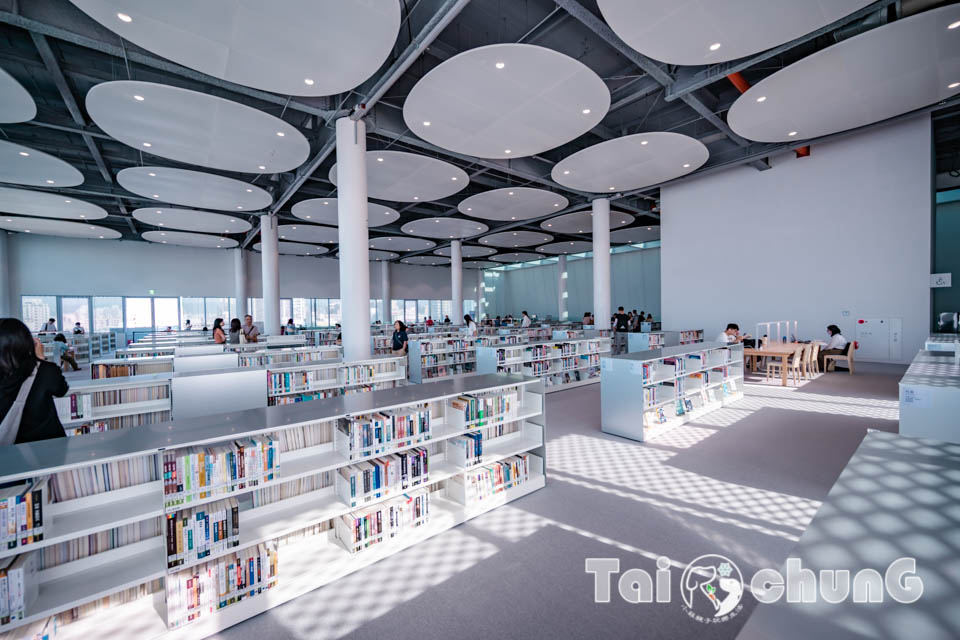 台中市區景點〡台中綠美圖〡雙館共構的璀璨火花, 中央公園裡的美術館, 美術館裡的圖書館, 順遊飛行美樂地遊戲場