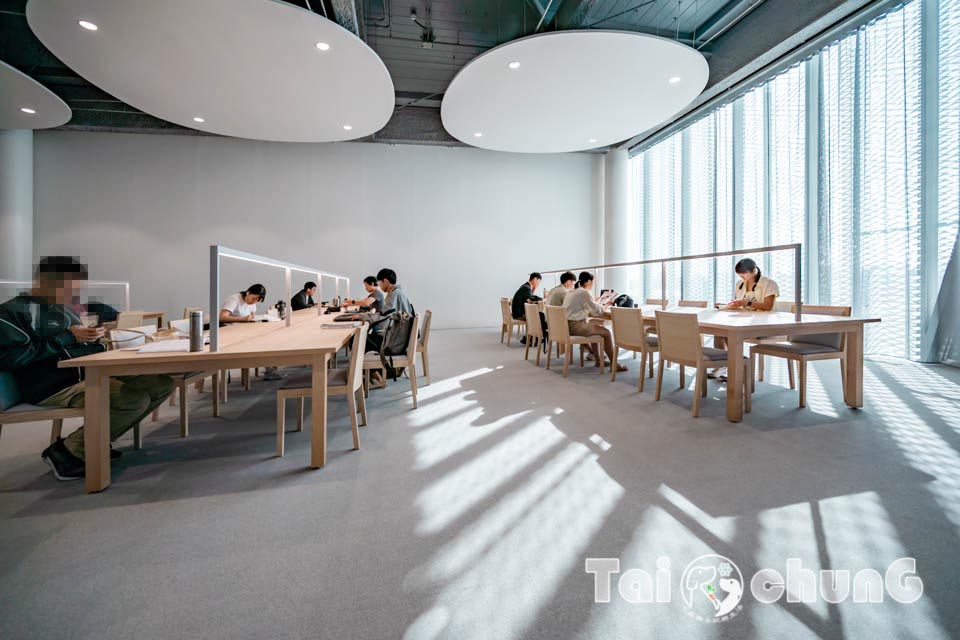 台中市區景點〡台中綠美圖〡雙館共構的璀璨火花, 中央公園裡的美術館, 美術館裡的圖書館, 順遊飛行美樂地遊戲場