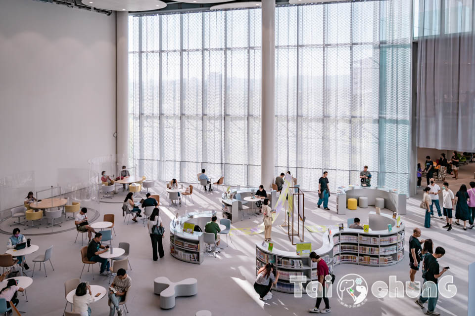 台中市區景點〡台中綠美圖〡雙館共構的璀璨火花, 中央公園裡的美術館, 美術館裡的圖書館, 順遊飛行美樂地遊戲場