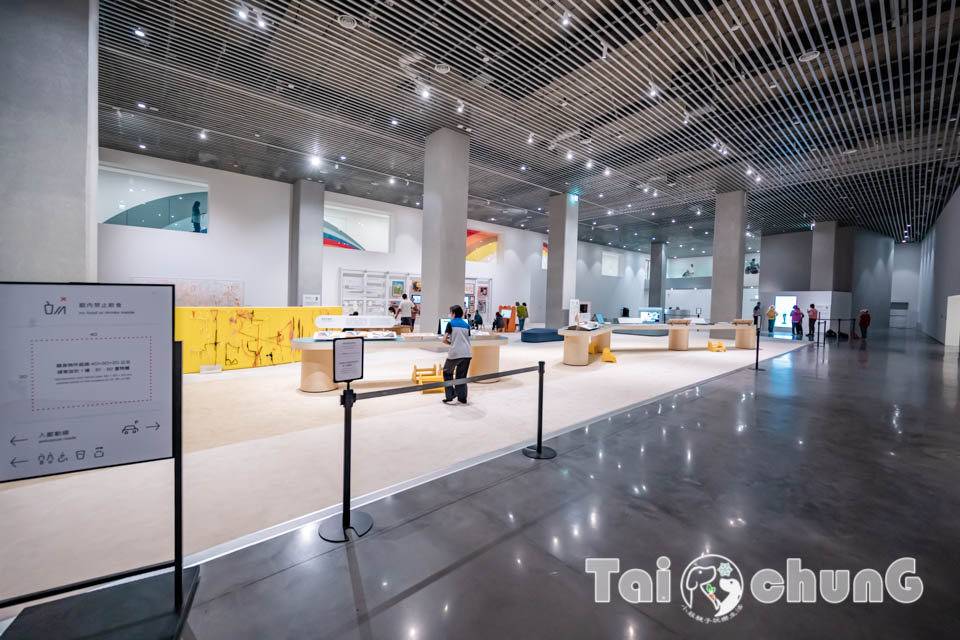 台中市區景點〡台中綠美圖〡雙館共構的璀璨火花, 中央公園裡的美術館, 美術館裡的圖書館, 順遊飛行美樂地遊戲場