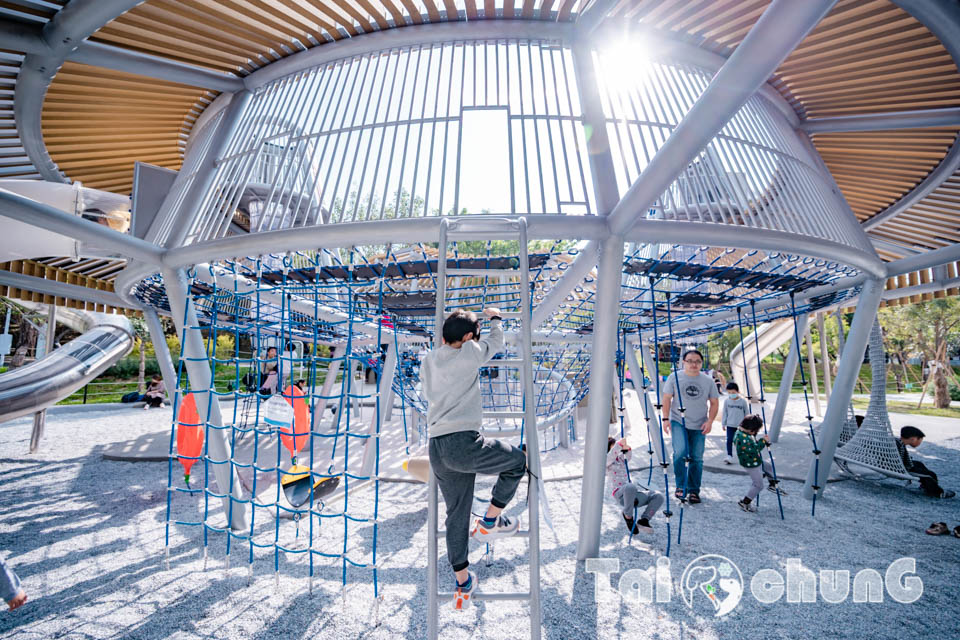 台中市區景點〡台中綠美圖〡雙館共構的璀璨火花, 中央公園裡的美術館, 美術館裡的圖書館, 順遊飛行美樂地遊戲場