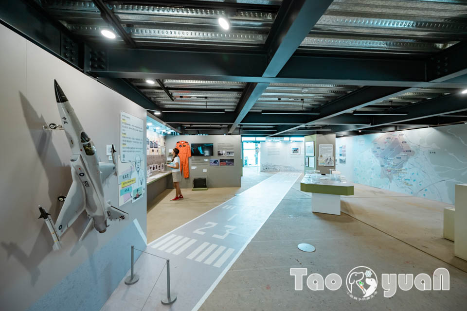 DSC_9919 桃園大園景點〡航空城博物館園區〡戀戀家園記住家的模樣, 帥氣十足的黑貓軍團守衛隊 ,免門票探索機庫與警戒室, 05機堡公園