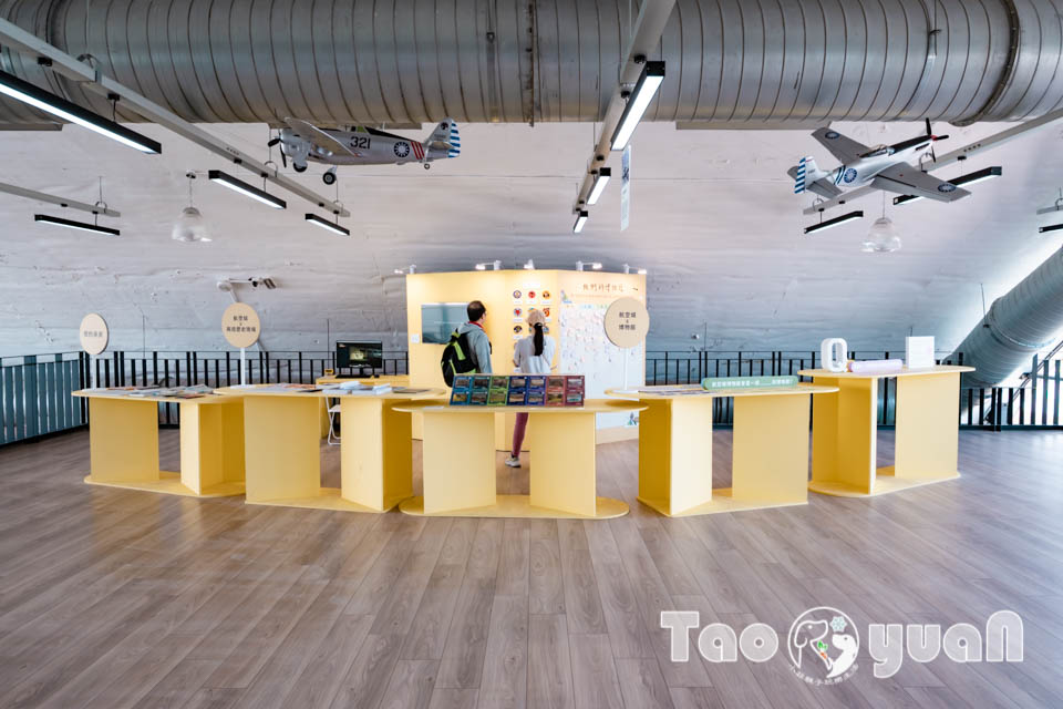 DSC_9950 桃園大園景點〡航空城博物館園區〡戀戀家園記住家的模樣, 帥氣十足的黑貓軍團守衛隊 ,免門票探索機庫與警戒室, 05機堡公園