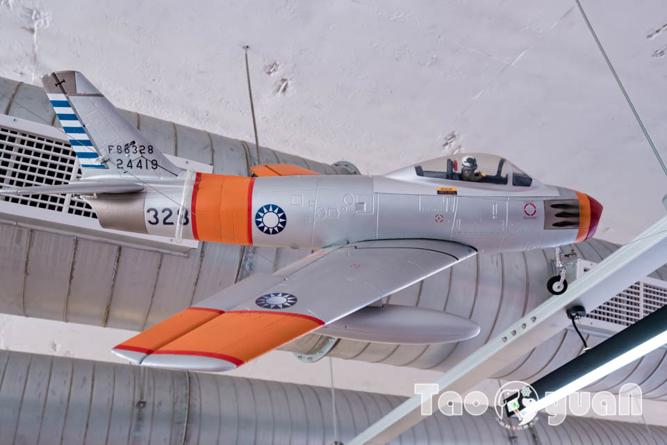 DSC_9966 桃園大園景點〡航空城博物館園區〡戀戀家園記住家的模樣, 帥氣十足的黑貓軍團守衛隊 ,免門票探索機庫與警戒室, 05機堡公園