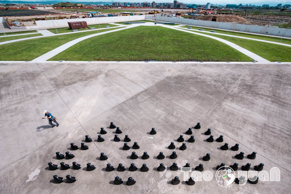 DSC_9977 桃園大園景點〡航空城博物館園區〡戀戀家園記住家的模樣, 帥氣十足的黑貓軍團守衛隊 ,免門票探索機庫與警戒室, 05機堡公園