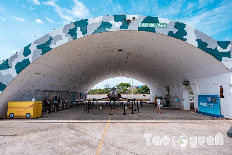 DSC_9996 桃園大園景點〡航空城博物館園區〡戀戀家園記住家的模樣, 帥氣十足的黑貓軍團守衛隊 ,免門票探索機庫與警戒室, 05機堡公園