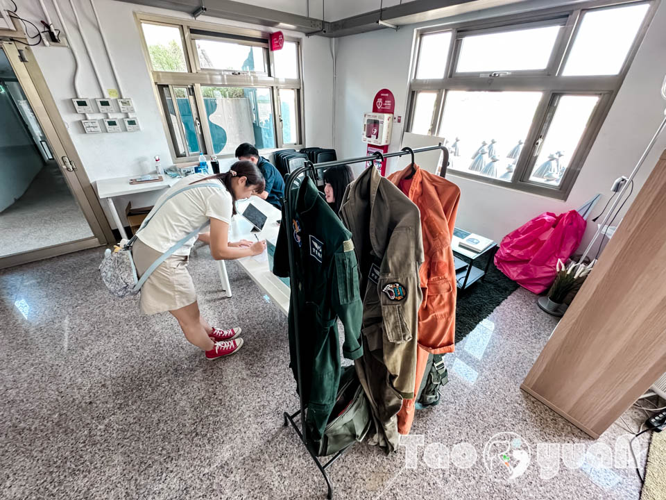 IMG_2383 桃園大園景點〡航空城博物館園區〡戀戀家園記住家的模樣, 帥氣十足的黑貓軍團守衛隊 ,免門票探索機庫與警戒室, 05機堡公園