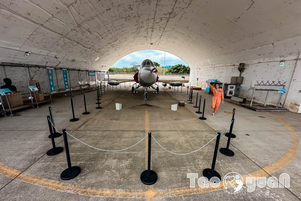 IMG_2398 桃園大園景點〡航空城博物館園區〡戀戀家園記住家的模樣, 帥氣十足的黑貓軍團守衛隊 ,免門票探索機庫與警戒室, 05機堡公園