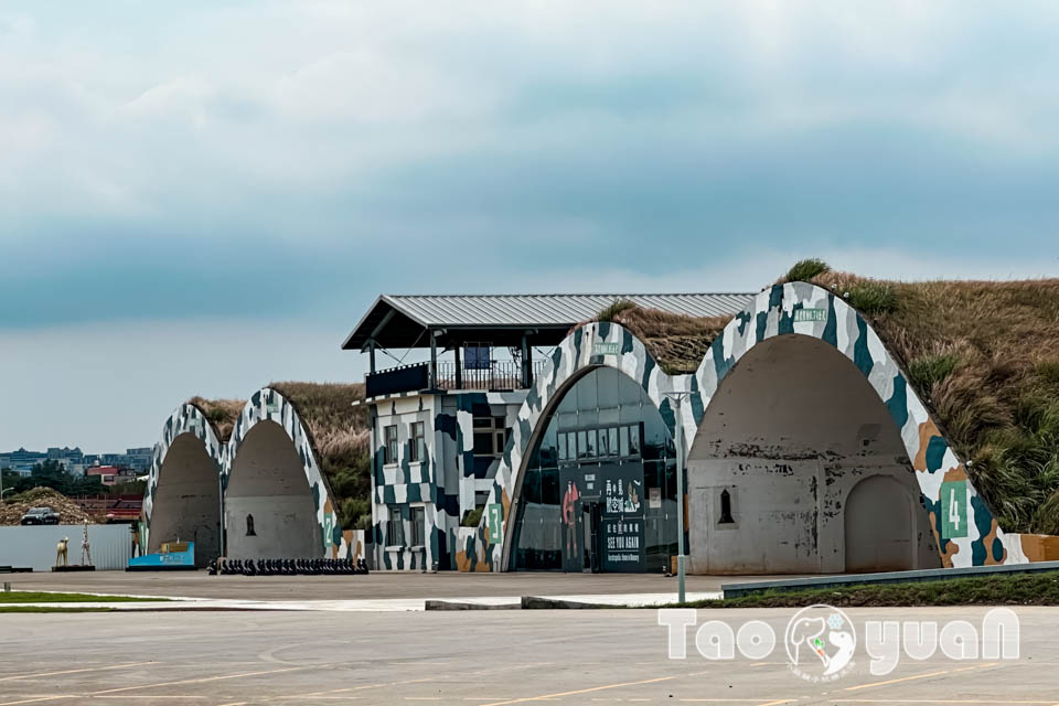 IMG_2410 桃園大園景點〡航空城博物館園區〡戀戀家園記住家的模樣, 帥氣十足的黑貓軍團守衛隊 ,免門票探索機庫與警戒室, 05機堡公園