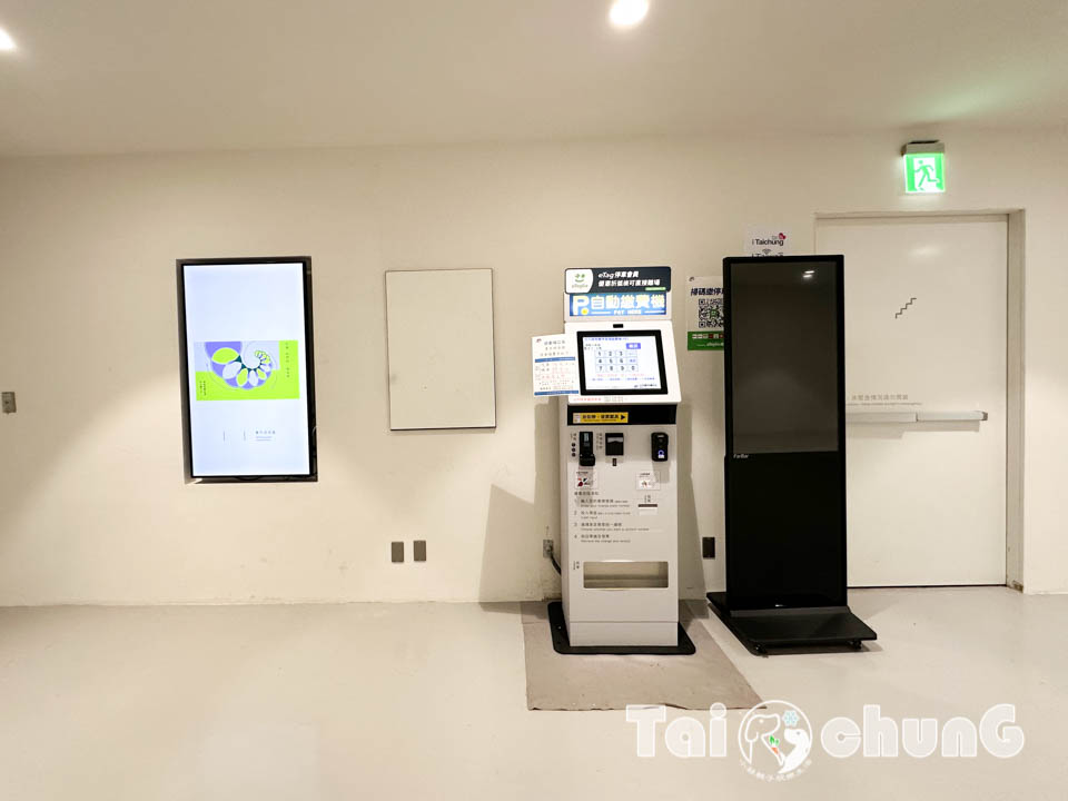 台中市區景點〡台中綠美圖〡雙館共構的璀璨火花, 中央公園裡的美術館, 美術館裡的圖書館, 順遊飛行美樂地遊戲場