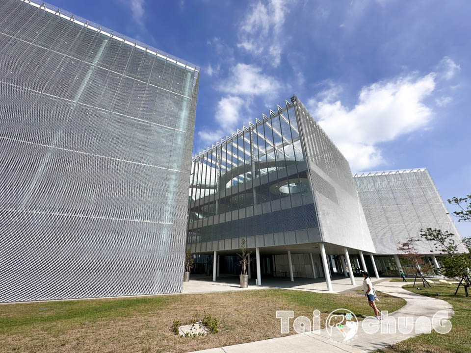 台中市區景點〡台中綠美圖〡雙館共構的璀璨火花, 中央公園裡的美術館, 美術館裡的圖書館, 順遊飛行美樂地遊戲場