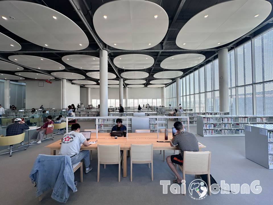 台中市區景點〡台中綠美圖〡雙館共構的璀璨火花, 中央公園裡的美術館, 美術館裡的圖書館, 順遊飛行美樂地遊戲場