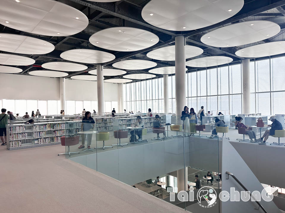 台中市區景點〡台中綠美圖〡雙館共構的璀璨火花, 中央公園裡的美術館, 美術館裡的圖書館, 順遊飛行美樂地遊戲場