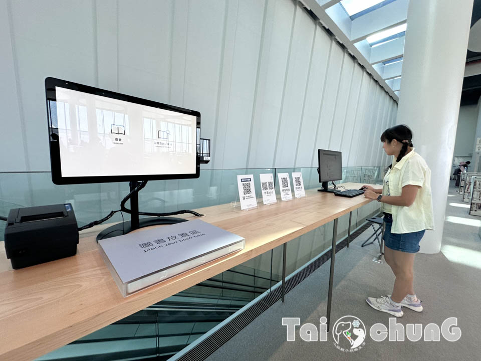 台中市區景點〡台中綠美圖〡雙館共構的璀璨火花, 中央公園裡的美術館, 美術館裡的圖書館, 順遊飛行美樂地遊戲場