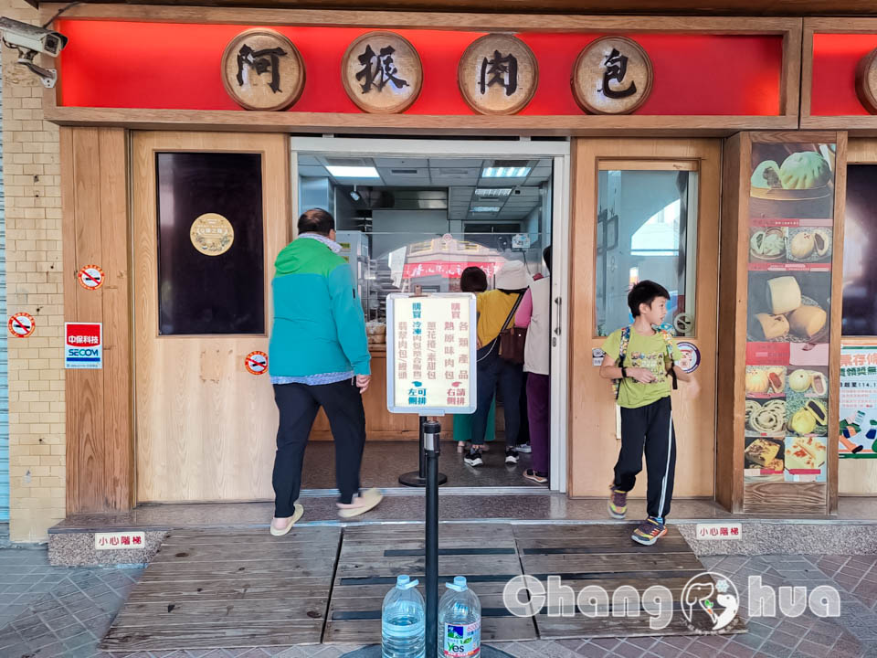 彰化鹿港景點〡鹿港龍山寺〡百年建築國定古蹟, 戲台上的八卦藻井, 匠人雕刻藝術展現, 搭導覽專車聽鹿港故事, 順遊鹿港老街吃美食賞古蹟