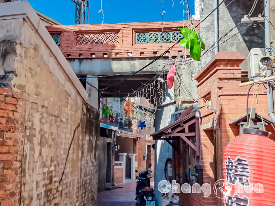 彰化鹿港景點〡鹿港龍山寺〡百年建築國定古蹟, 戲台上的八卦藻井, 匠人雕刻藝術展現, 搭導覽專車聽鹿港故事, 順遊鹿港老街吃美食賞古蹟