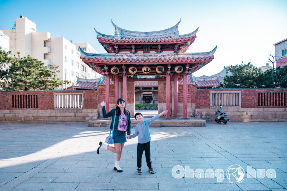 彰化鹿港景點〡鹿港龍山寺〡百年建築國定古蹟, 戲台上的八卦藻井, 匠人雕刻藝術展現, 搭導覽專車聽鹿港故事, 順遊鹿港老街吃美食賞古蹟