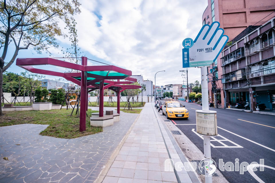 新北新莊景點〡快樂公園〡循線探索蜂巢遊戲塔, 快樂蜂王國探險趣, 蔬果造型遊戲沙坑, 長者樂活專區, 親子特色遊戲場
