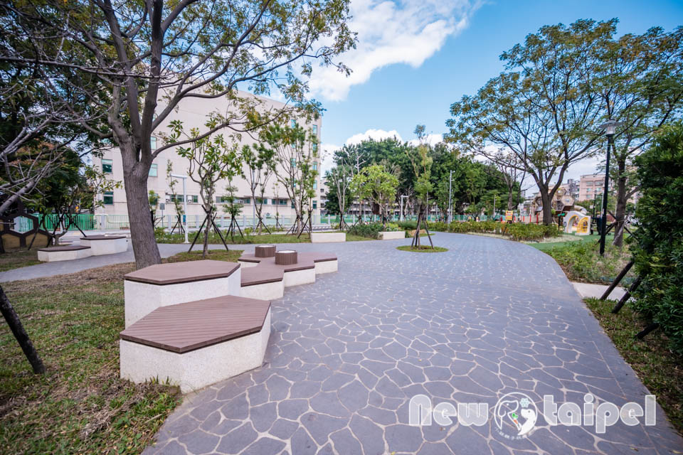 新北新莊景點〡快樂公園〡循線探索蜂巢遊戲塔, 快樂蜂王國探險趣, 蔬果造型遊戲沙坑, 長者樂活專區, 親子特色遊戲場