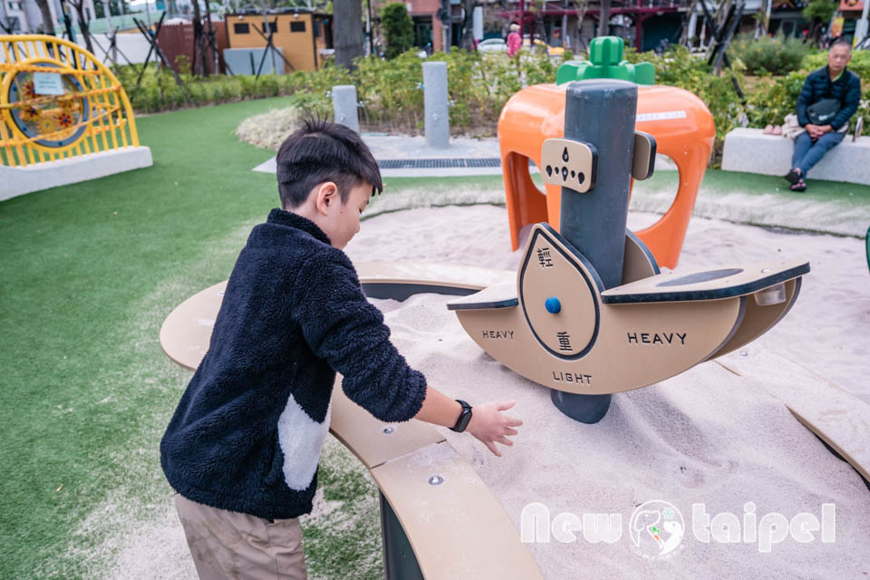 新北新莊景點〡快樂公園〡循線探索蜂巢遊戲塔, 快樂蜂王國探險趣, 蔬果造型遊戲沙坑, 長者樂活專區, 親子特色遊戲場