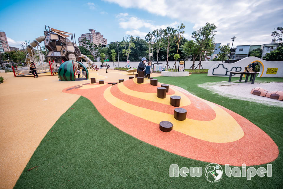 新北新莊景點〡快樂公園〡循線探索蜂巢遊戲塔, 快樂蜂王國探險趣, 蔬果造型遊戲沙坑, 長者樂活專區, 親子特色遊戲場