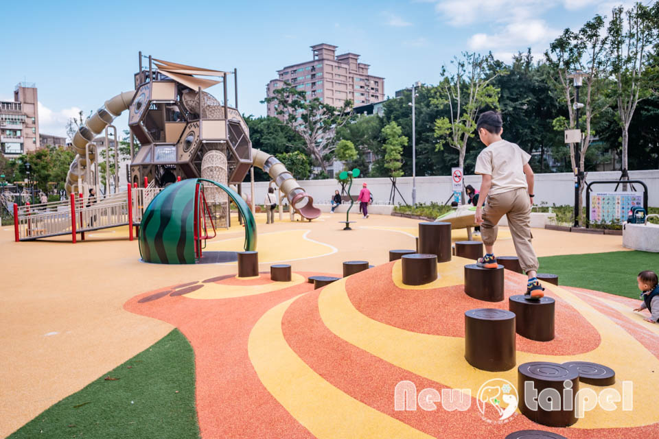 新北新莊景點〡快樂公園〡循線探索蜂巢遊戲塔, 快樂蜂王國探險趣, 蔬果造型遊戲沙坑, 長者樂活專區, 親子特色遊戲場