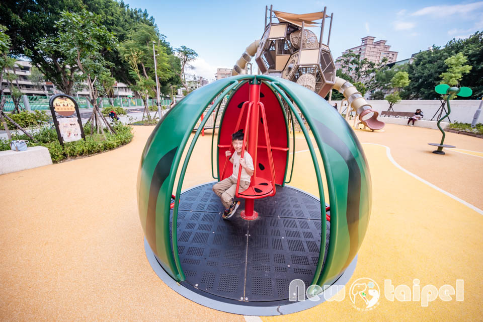 新北新莊景點〡快樂公園〡循線探索蜂巢遊戲塔, 快樂蜂王國探險趣, 蔬果造型遊戲沙坑, 長者樂活專區, 親子特色遊戲場