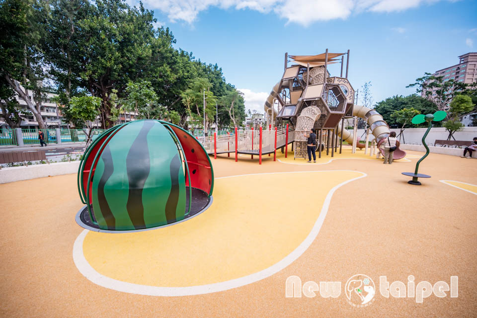 新北新莊景點〡快樂公園〡循線探索蜂巢遊戲塔, 快樂蜂王國探險趣, 蔬果造型遊戲沙坑, 長者樂活專區, 親子特色遊戲場