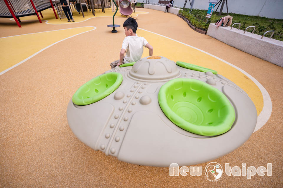 新北新莊景點〡快樂公園〡循線探索蜂巢遊戲塔, 快樂蜂王國探險趣, 蔬果造型遊戲沙坑, 長者樂活專區, 親子特色遊戲場