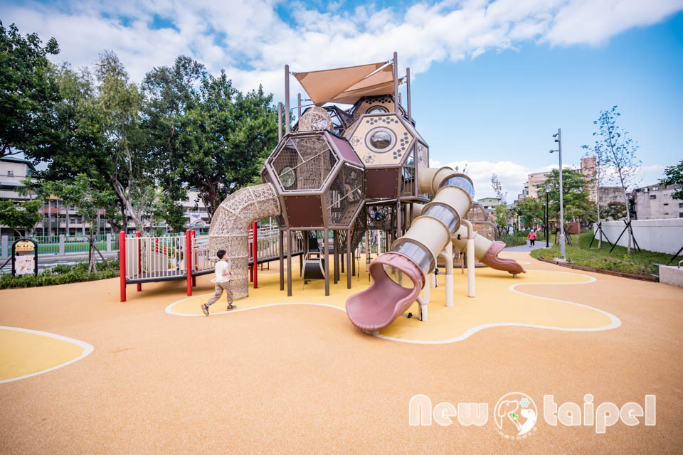 新北新莊景點〡快樂公園〡循線探索蜂巢遊戲塔, 快樂蜂王國探險趣, 蔬果造型遊戲沙坑, 長者樂活專區, 親子特色遊戲場