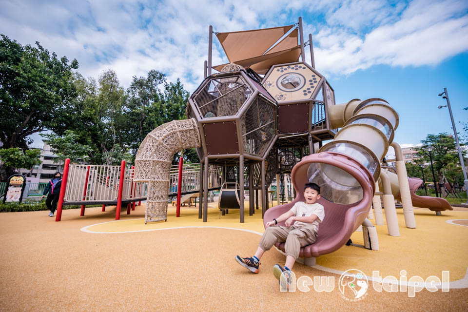 新北新莊景點〡快樂公園〡循線探索蜂巢遊戲塔, 快樂蜂王國探險趣, 蔬果造型遊戲沙坑, 長者樂活專區, 親子特色遊戲場