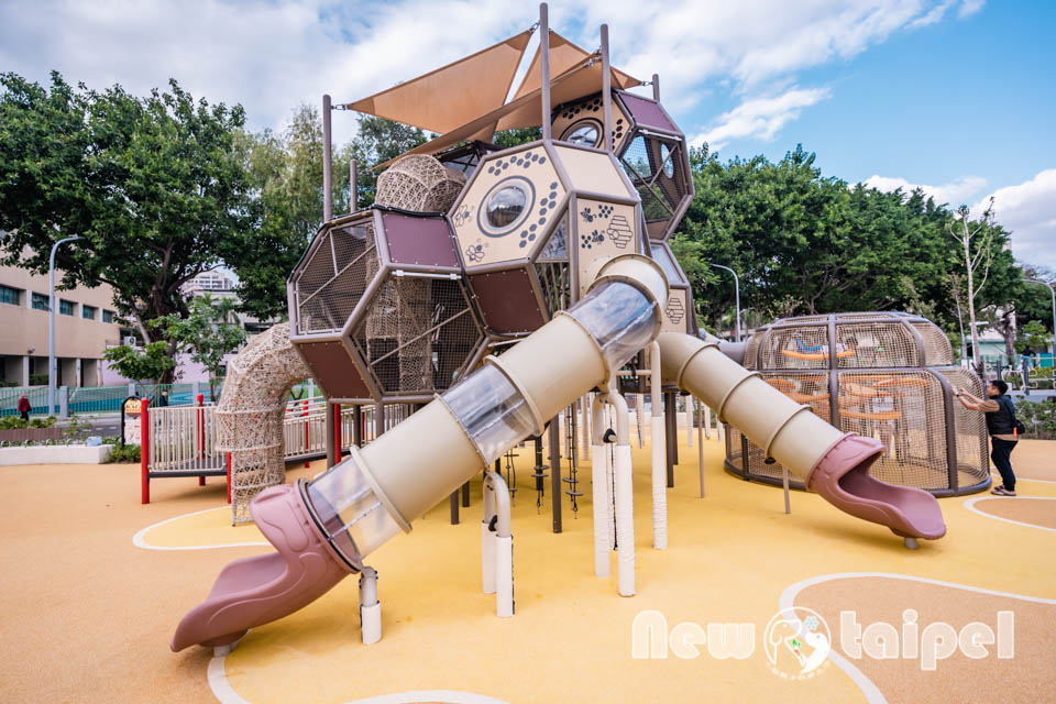 新北新莊景點〡快樂公園〡循線探索蜂巢遊戲塔, 快樂蜂王國探險趣, 蔬果造型遊戲沙坑, 長者樂活專區, 親子特色遊戲場