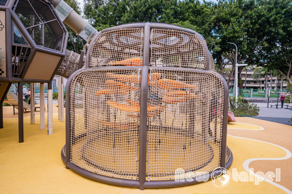 新北新莊景點〡快樂公園〡循線探索蜂巢遊戲塔, 快樂蜂王國探險趣, 蔬果造型遊戲沙坑, 長者樂活專區, 親子特色遊戲場