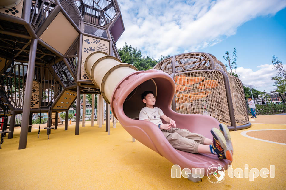 新北新莊景點〡快樂公園〡循線探索蜂巢遊戲塔, 快樂蜂王國探險趣, 蔬果造型遊戲沙坑, 長者樂活專區, 親子特色遊戲場