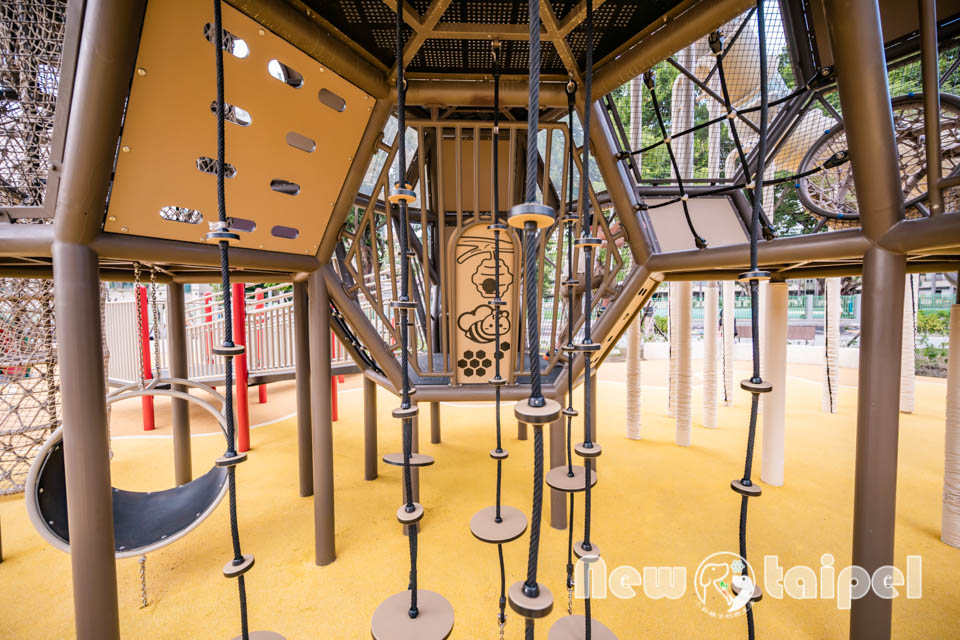 新北新莊景點〡快樂公園〡循線探索蜂巢遊戲塔, 快樂蜂王國探險趣, 蔬果造型遊戲沙坑, 長者樂活專區, 親子特色遊戲場