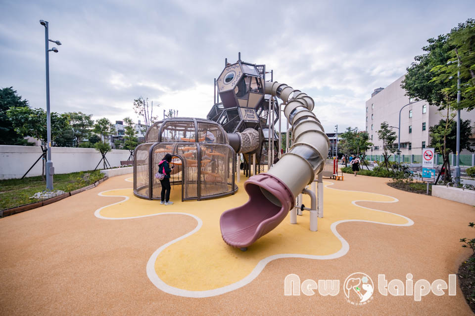 新北新莊景點〡快樂公園〡循線探索蜂巢遊戲塔, 快樂蜂王國探險趣, 蔬果造型遊戲沙坑, 長者樂活專區, 親子特色遊戲場