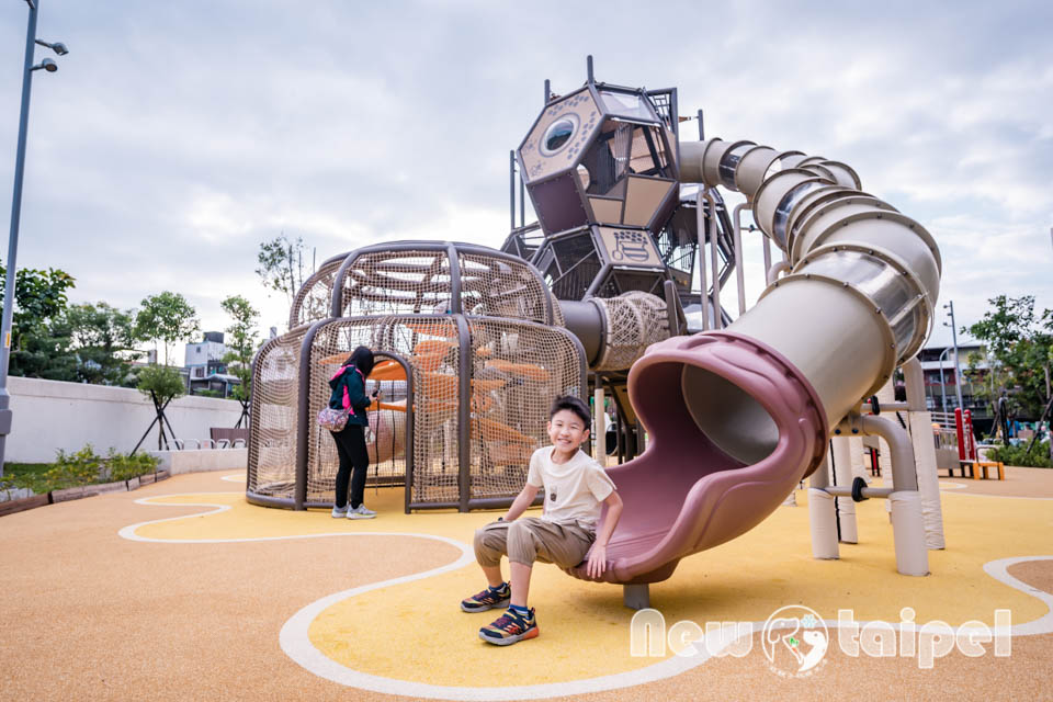 新北新莊景點〡快樂公園〡循線探索蜂巢遊戲塔, 快樂蜂王國探險趣, 蔬果造型遊戲沙坑, 長者樂活專區, 親子特色遊戲場