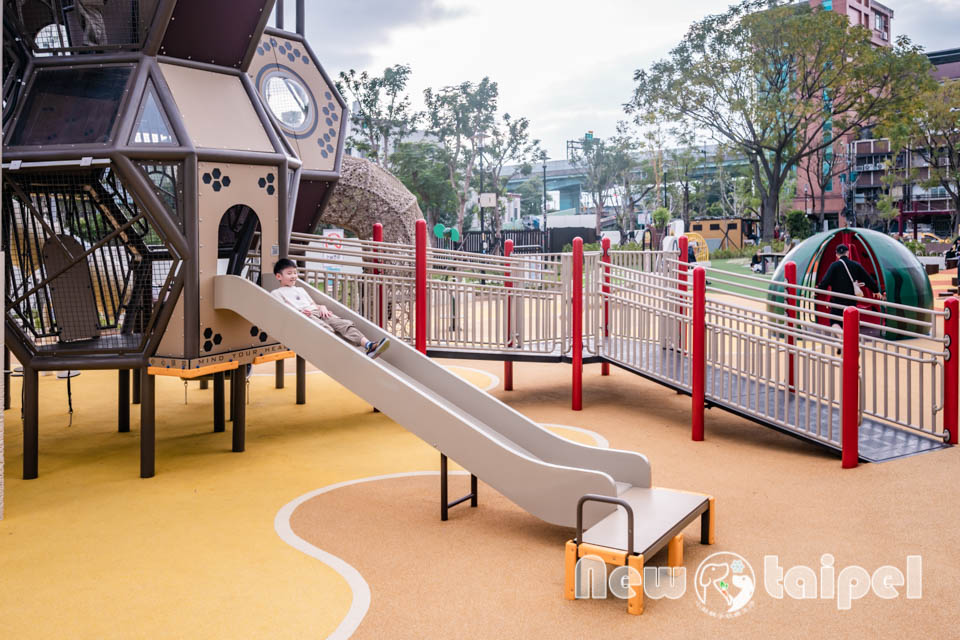 新北新莊景點〡快樂公園〡循線探索蜂巢遊戲塔, 快樂蜂王國探險趣, 蔬果造型遊戲沙坑, 長者樂活專區, 親子特色遊戲場