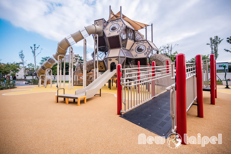 新北新莊景點〡快樂公園〡循線探索蜂巢遊戲塔, 快樂蜂王國探險趣, 蔬果造型遊戲沙坑, 長者樂活專區, 親子特色遊戲場